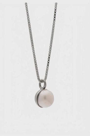 a pearl necklace in silver rotating on a white backdrop by designer Sarah Mulder